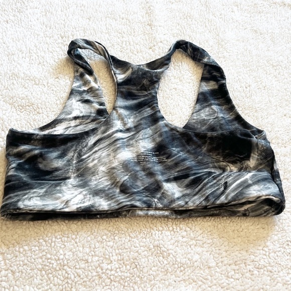 🆕 Betsey Johnson Liquid Swirl racerback sports bra large - Picture 3 of 9